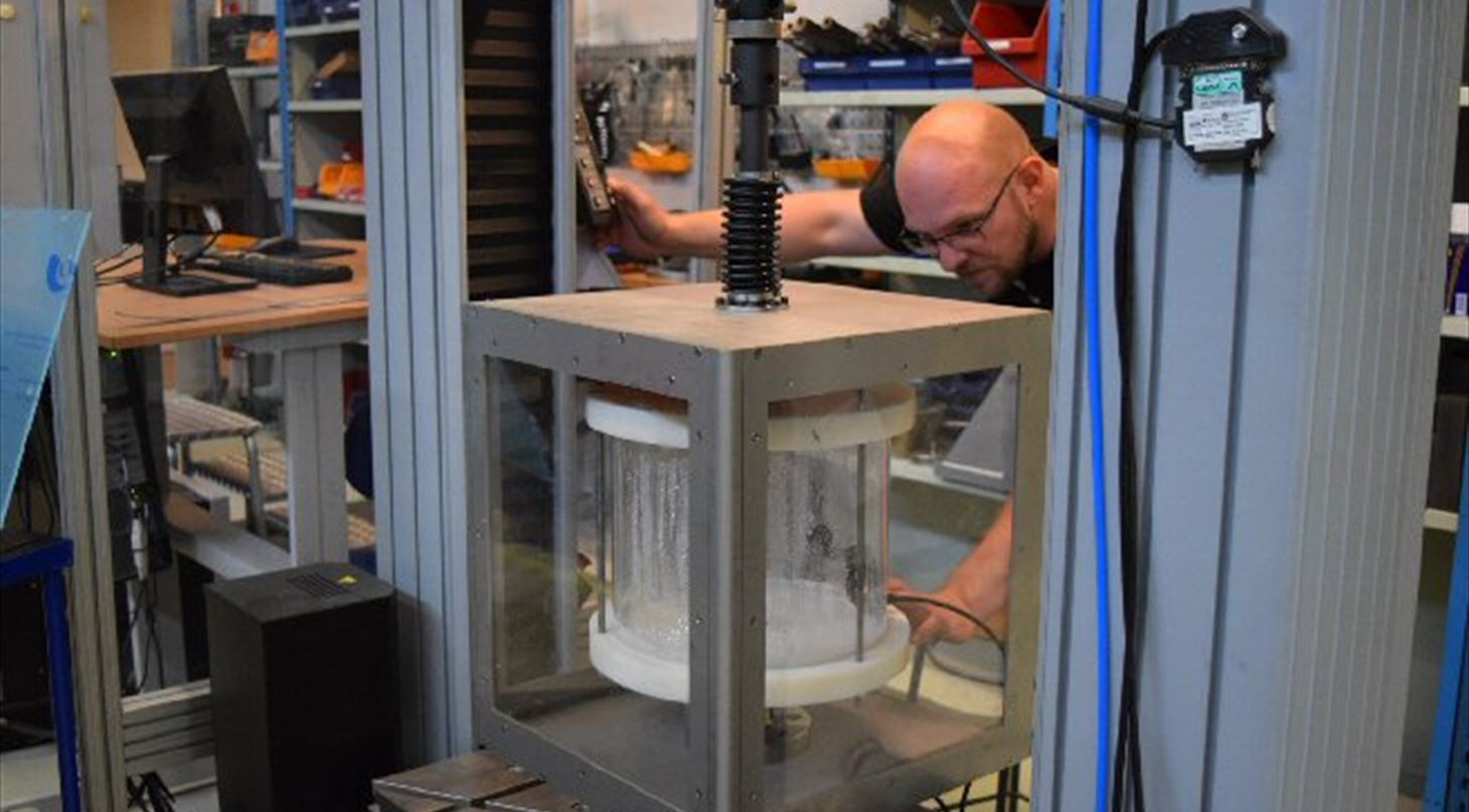 Mand ved testmaskine